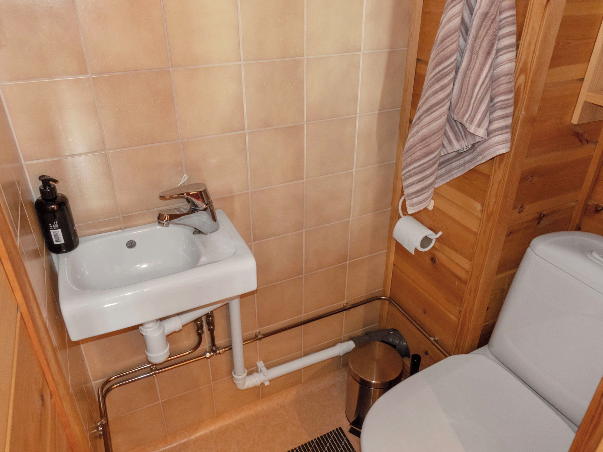 Ein Badezimmer mit Waschbecken, Toilette und Duschbereich.