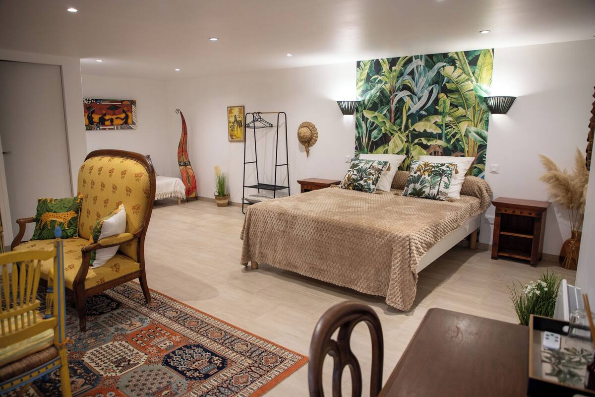 Ein Schlafzimmer mit Bett, Stuhl, Tisch und Teppich.