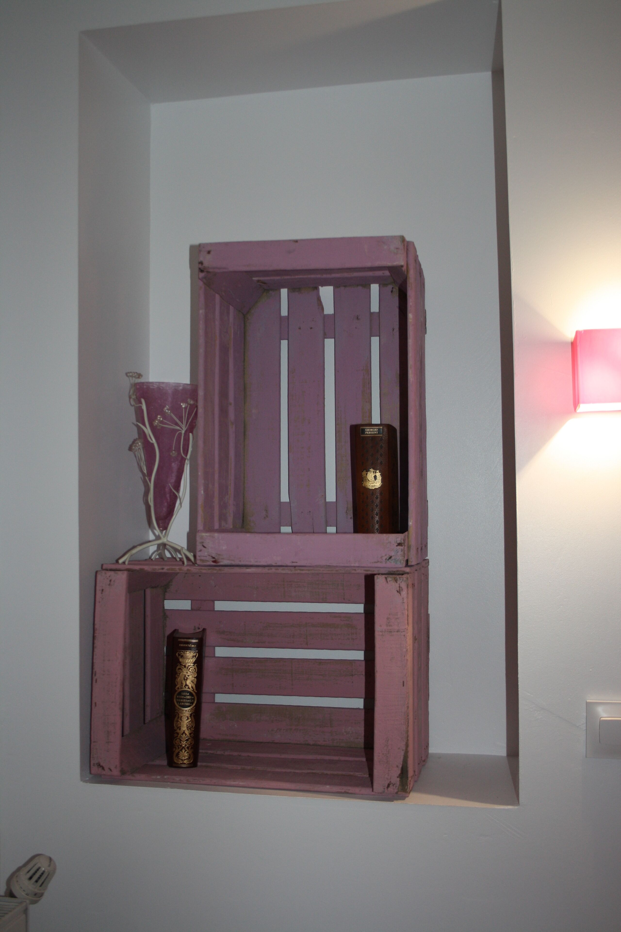 Une étagère avec un vase et un livre.
