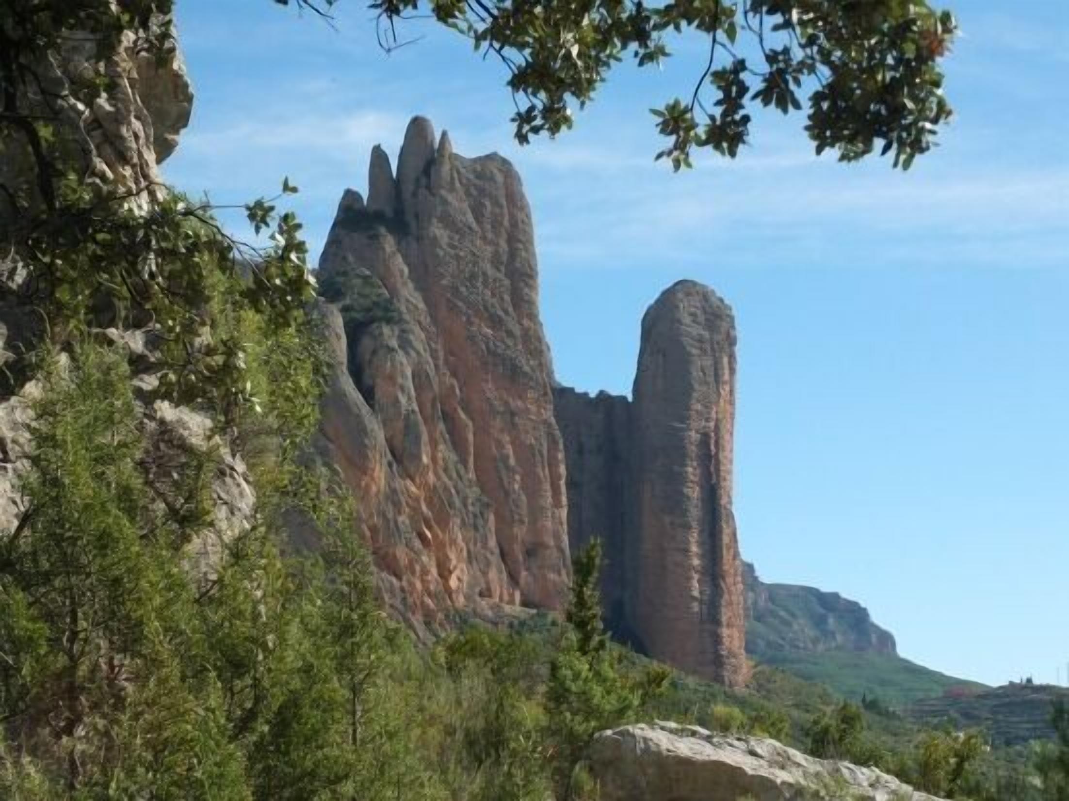 Paisatge natural amb formacions rocoses i vegetació escassa.
