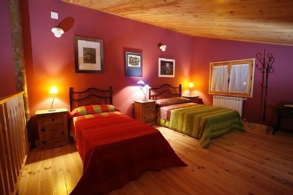 3 bedrooms, iron/ironing board, WiFi, bed sheets