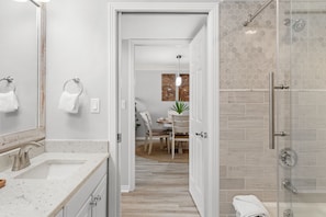 Combined shower/tub, hair dryer, towels