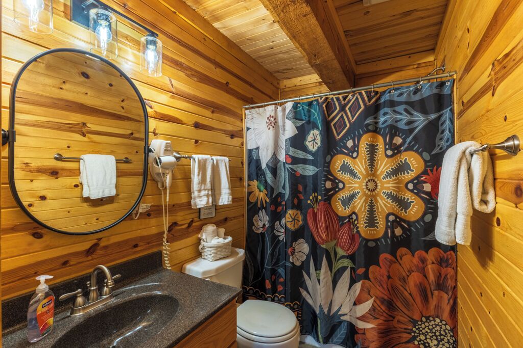 Bobcat Bluff Hocking Hills | Main floor bathroom with tub/shower combo