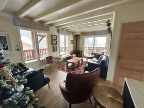 Smart TV, fireplace, DVD player, books - Chalet Le Renard Du Lac- close to the Chavanne piste and lake (Les Gets)