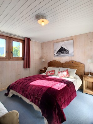 5 bedrooms, desk, soundproofing, iron/ironing board