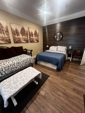 4 chambres, coffre-fort, bureau, fer et planche à repasser