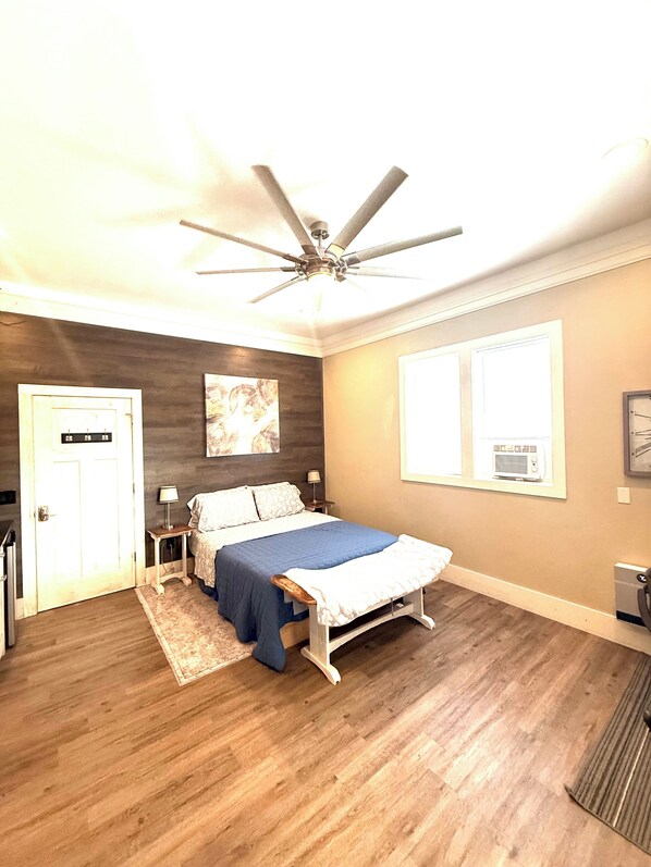 4 bedrooms, in-room safe, desk, iron/ironing board