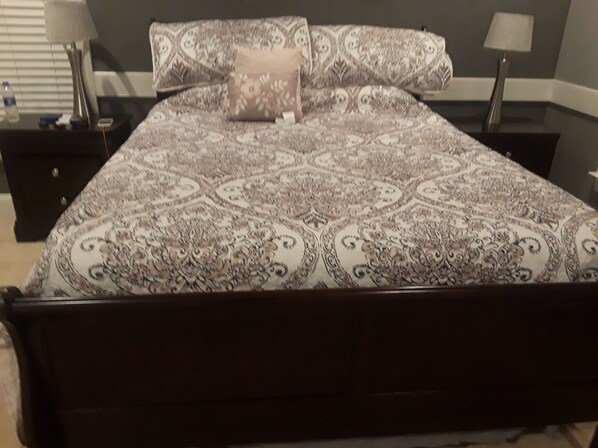 3 habitaciones, tabla de planchar con plancha, internet y ropa de cama 