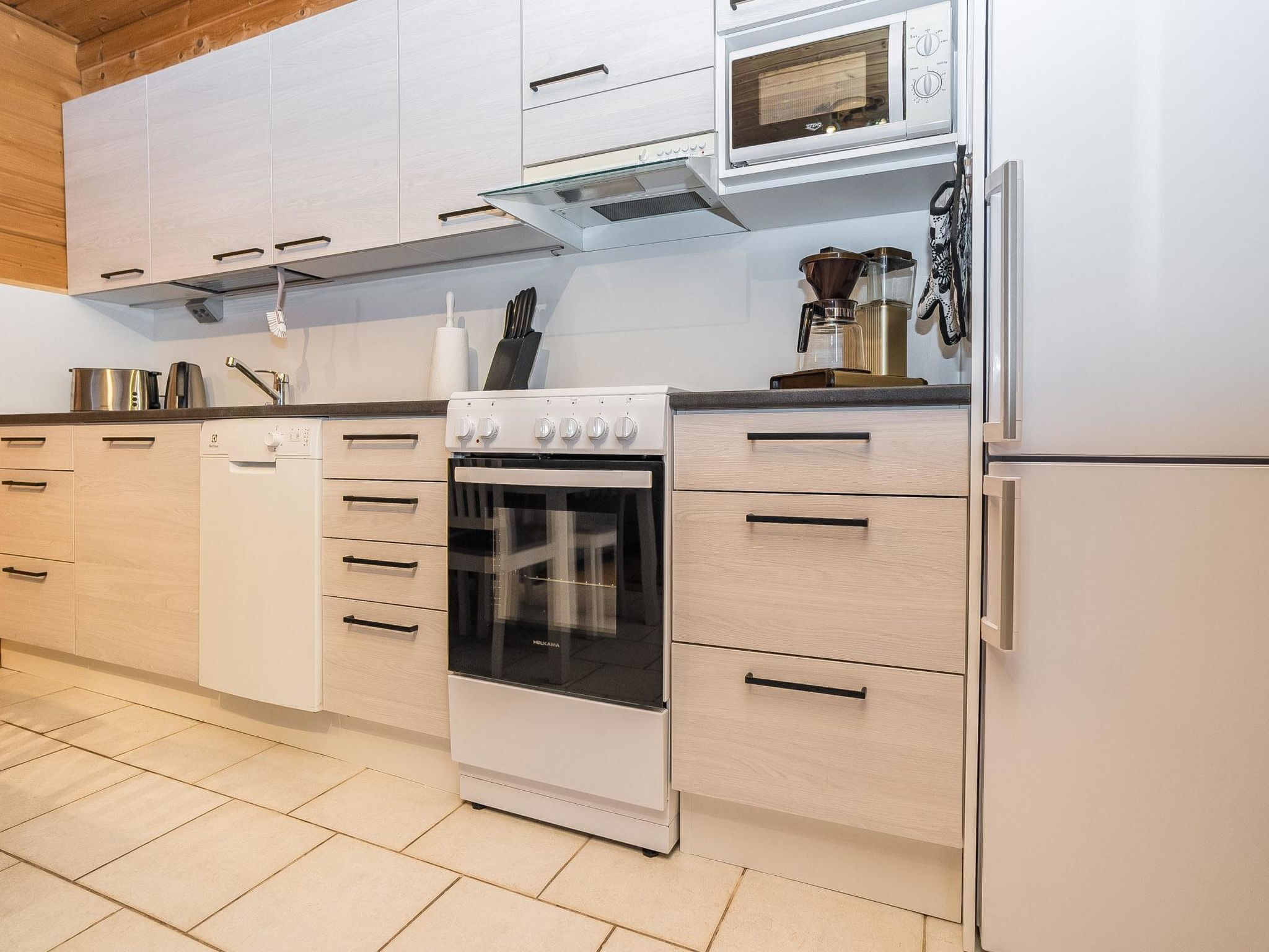 Frigorifero, microonde, lavastoviglie, pentole/stoviglie/utensili