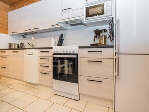 Fridge, microwave, dishwasher, cookware/dishes/utensils - Rukannaava 1b (12) by Interhome (Kuusamo)