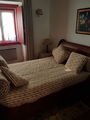 5 bedrooms, iron/ironing board, WiFi, bed sheets