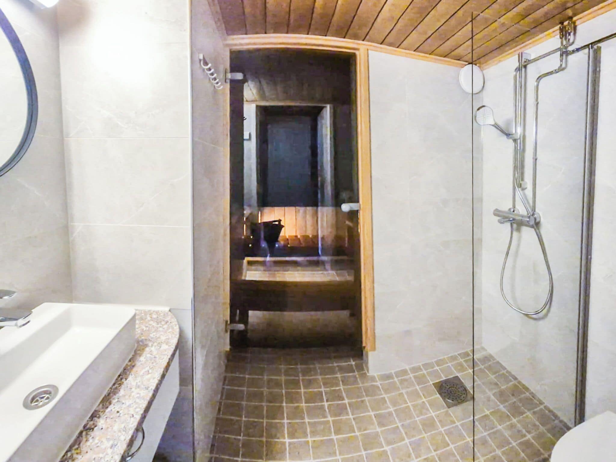 Un baño con ducha, lavabo e inodoro.