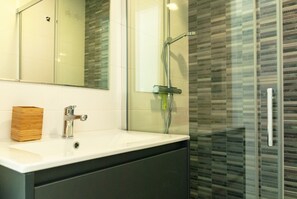 Dusche, Haartrockner, Handtücher