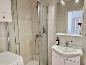 Bathtub, hair dryer, towels - Skol Apartments Marbella Beachfront Central Studios with views (Marbella)