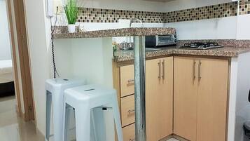 Refrigerador, microondas, licuadora y utensilios de cocina