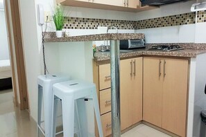 Kühlschrank, Mikrowelle, Mixer, Kochgeschirr/Geschirr/Besteck