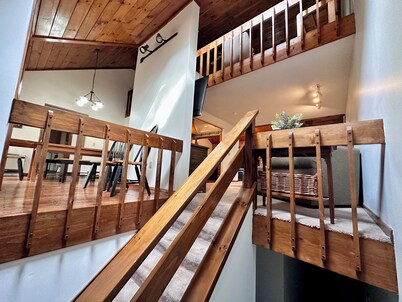 North Conway Getaway! Stonehurst Village Condo - 2,500 Sq. Ft