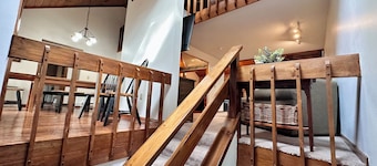 North Conway Getaway! Stonehurst Village Condo - 2,500 Sq. Ft