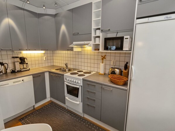 Jääkaappi, mikroaaltouuni, astianpesukone