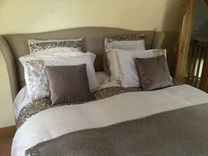 2 bedrooms, iron/ironing board, travel crib, free WiFi - Self Contained 2 bedroomed former 15th Chapel (Heathfield)