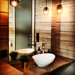 Dusche, Haartrockner, Seife, Toilettenpapier