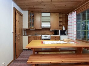 Fridge, microwave, cookware/dishes/utensils - Laitamökki by Interhome (Kitee)