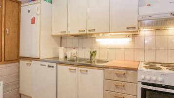 Kühlschrank, Mikrowelle, Geschirrspüler, Kochgeschirr/Geschirr/Besteck