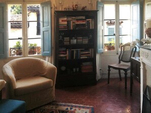 Quarto quádruplo, 2 camas Queen | Cofres nos quartos, individualmente decorados