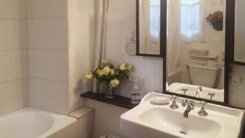 Quadruple Room, 2 Queen Beds | Bathroom | Combined shower/bathtub, towels