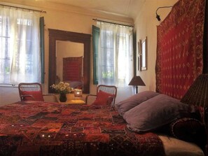 Habitación cuádruple, 2 camas Queen size | Caja de seguridad en la habitación y decoración personalizada 