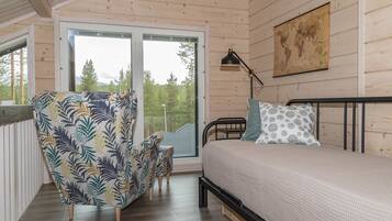 2 bedrooms, travel cot, Internet