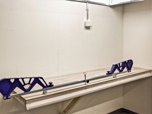 Een houten bank met een metalen frame en een blauw voorwerp erop.
