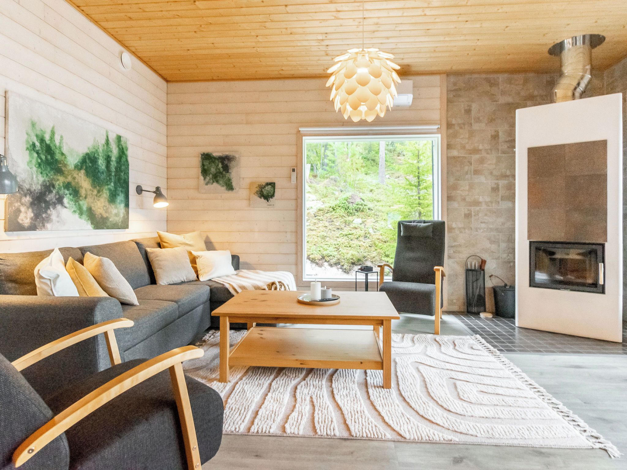 Un salon moderne avec un canapé, une table basse et une cheminée.