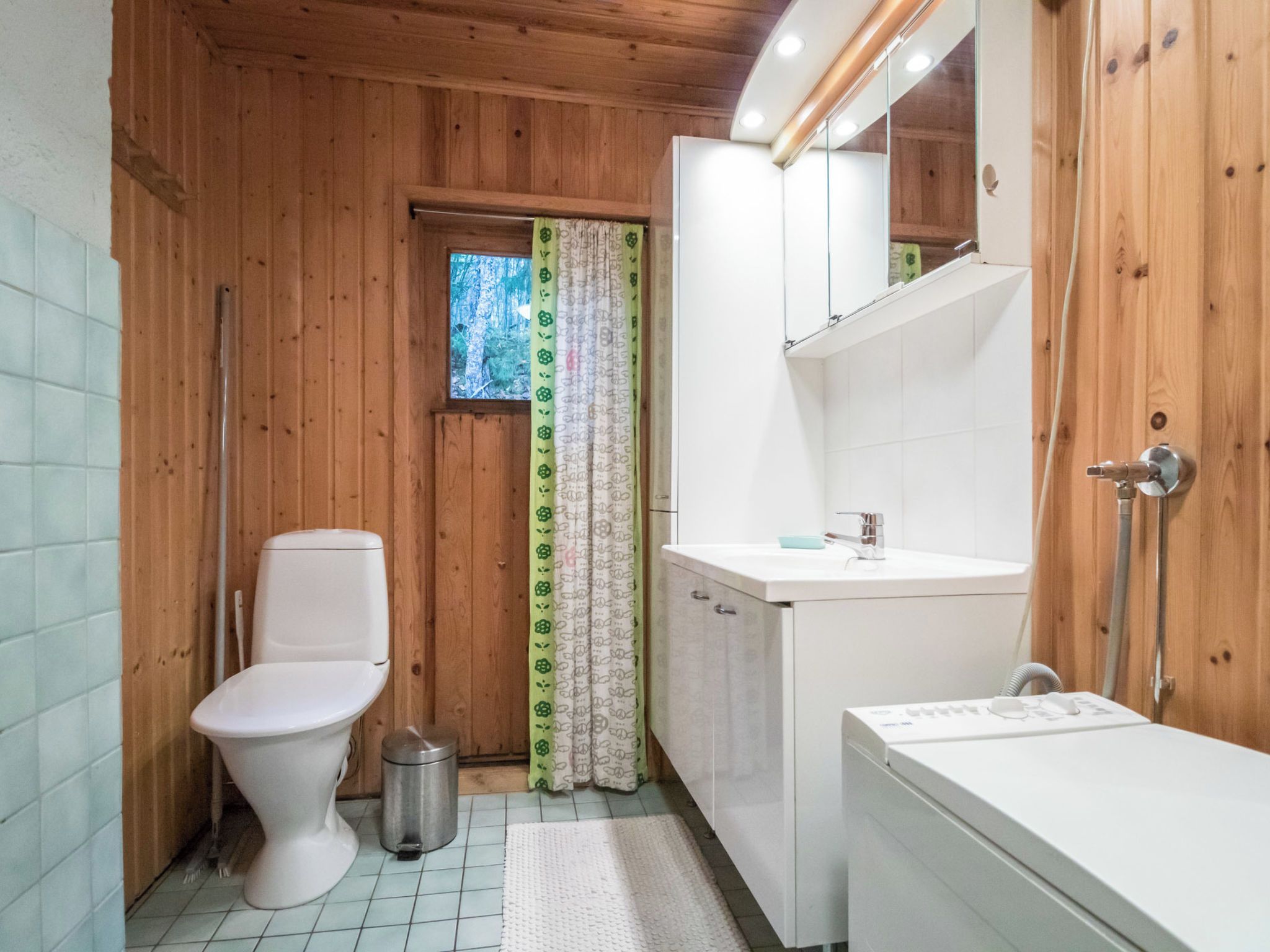 Ein kleines Badezimmer mit Toilette, Waschbecken und Duschbereich.