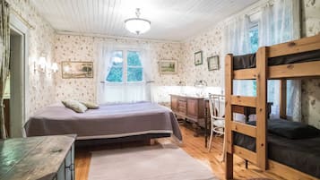 Ein Zimmer mit zwei Betten, einem Schreibtisch und einem Stockbett.