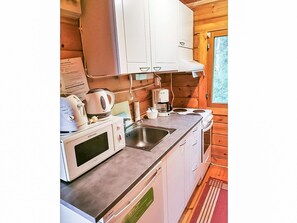 Jääkaappi, mikroaaltouuni, keittoastiat/astiat/ruokailuvälineet