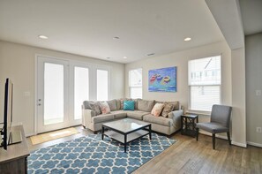 TV - 5 Bedroom townhome end unit in Ocean View Beach Club community! Pool, Fitness center, Beach Town, Sauna, and Weekend Shuttle! (Ocean View)