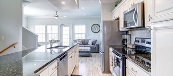 Waterfront casa w / una piscina in comune, cucina completa e accesso alla spiaggia