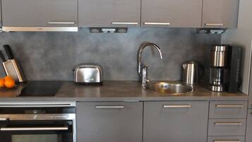 Kühlschrank, Mikrowelle, Geschirrspüler, Kochgeschirr/Geschirr/Besteck