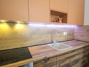 冷蔵庫、オーブン、食器洗い機、調理器具と食器