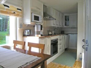 Køleskab, mikrobølgeovn, opvaskemaskine, køkkentøj/tallerkener/redskaber