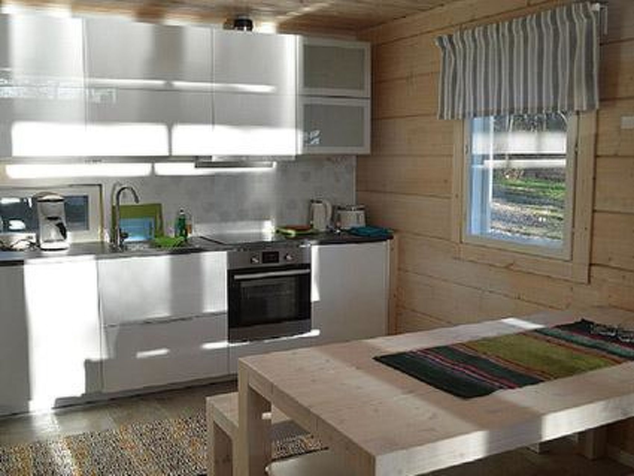 Kylskåp, mikrovågsugn, diskmaskin och grytor/köksredskap