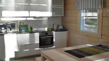 Frigorifero, microonde, lavastoviglie, pentole/stoviglie/utensili