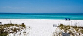 GULFRONT 8 BEDROOM VILLA,VERY PRIVATE  BEACH,NO CROWDS,BEACH SERVICE INCLUDED4/2