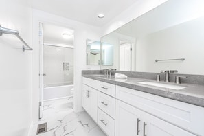 Combined shower/bathtub, hair dryer, towels, shampoo