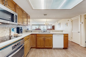 Kühlschrank, Mikrowelle, Ofen, Herdplatte