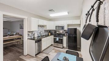 Køleskab, mikrobølgeovn, ovn, kogeplade