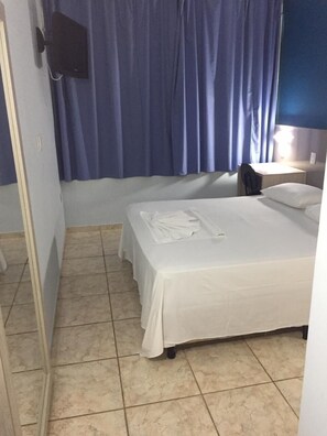 Habitación estándar | Cortinas opacas, tabla de planchar con plancha, wifi gratis
