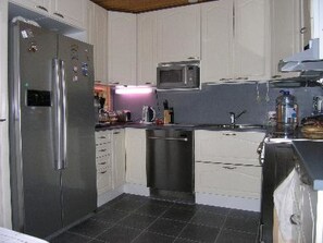 Een koelkast, een microgolfoven, een vaatwasser