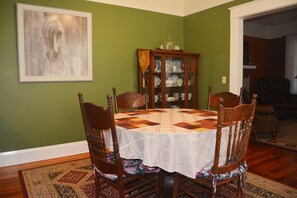 Dining - Charming bungalow, quiet and practical (Lakeland)